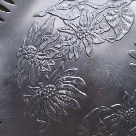 Vintage Farber & Shlevin Poinsettia Aluminum Serving Tray - Picture 8 of 16